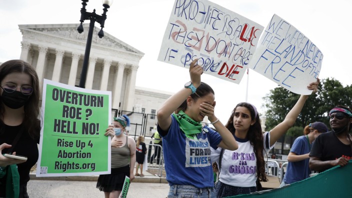 Supreme Court: Carrie McDonald (Mitte) und Soraya Bata (rechts) protestieren vor dem Supreme Court in Washington gegen dessen Abtreibungsurteil.