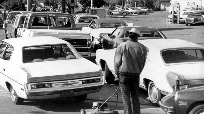 Essay: Schlange vor einer Tankstelle in San Jose, Kalifornien, im März 1974: Die Ölkrise ließ die Inflation in den USA damals bis auf 13 Prozent hochschnellen.