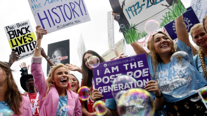 Abtreibungen in den USA: Jubelnde Abtreibungsgegnerinnen am Freitag vor dem Supreme Court.