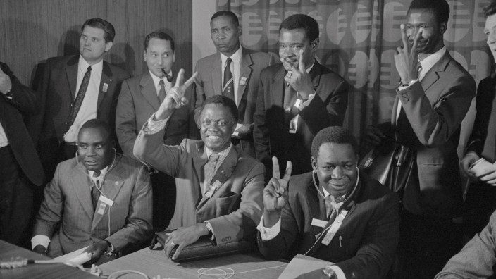 München 1972: Der erste Olympiasieg von 1972 wird schon vor den Spielen bejubelt: Die von Abraham Ordia (sitzend, links) und Djibrilla Hirna (sitzend rechts) angeführten Sportfunktionäre Afrikas feiern den Ausschluss der Apartheid-Regimes in Rhodesien und Südafrika.