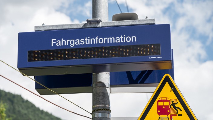 Schienenverkehr: Nichts geht mehr bei der Werdenfelsbahn. Ein Hinweisschild der Deutschen Bahn zeigt Informationen zum Schienenersatzverkehr von Oberau nach Garmisch-Partenkirchen an.
