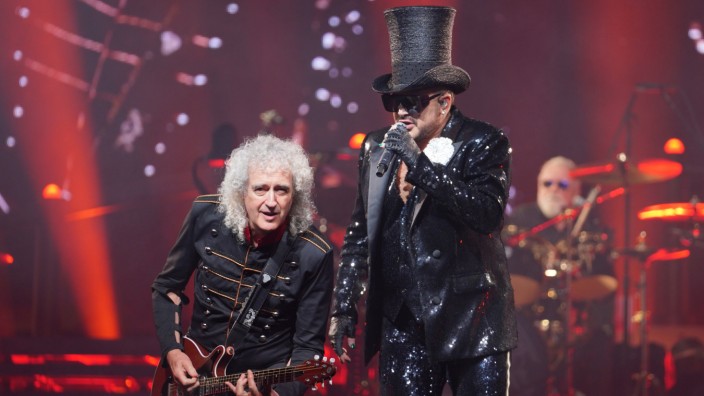 Kritik: Der Gitarrist Brian May (links) und der Sänger Adam Lambert, hier beim Auftaktkonzert der Europatournee von "Queen" in Berlin.