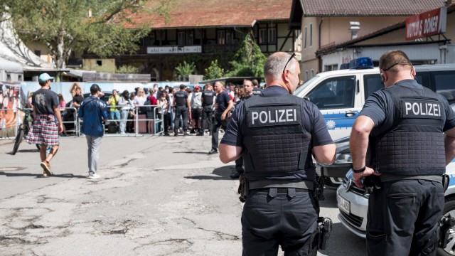 Impressionen rund um den G-7-Gipfel: Am Bahnhof in Oberau müssen die Fahrgäste an einer Polizeisperrung warten, bis der Schienenersatzverkehr bereit steht.