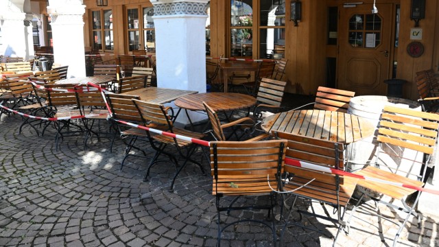 Impressionen rund um den G-7-Gipfel: Hier heute kein Service: In einem Restaurants in Garmisch-Partenkirchen sind Stühle und Tische mit Flatterband abgesperrt.