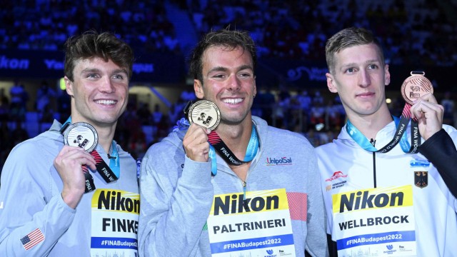 Florian Wellbrock bei der Schwimm-WM: Podium: Silber geht an Bobby Finke (links), Gold an den Italiener Gregorio Paltrinieri (Mitte) und Bronze an Florian Wellbrock.