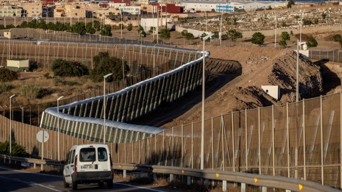 Einwanderung: Die schwerbewachte Grenzanlage zwischen Marokko und Spanien, an der mindestens 23 Migranten starben beim Versuch, die EU zu erreichen.