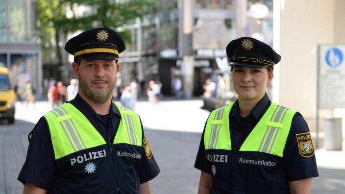 München: Polizeirat Bernhard Dusch (Leiter taktische Kommunikation G-7-Einsatz) und Polizeiobermeisterin Viktoria Rinke.