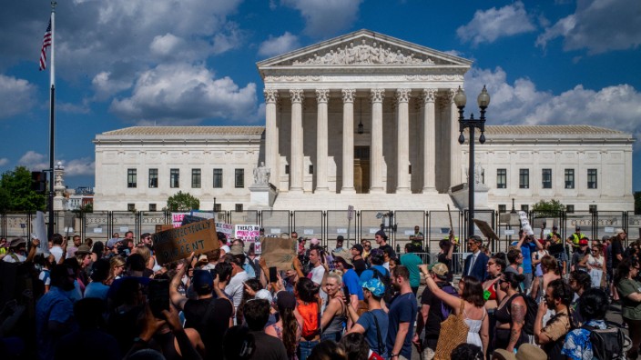 USA: Proteste vor dem Supreme Court: Die Entscheidungen des obersten Gerichts sind oft auch sehr politisch.
