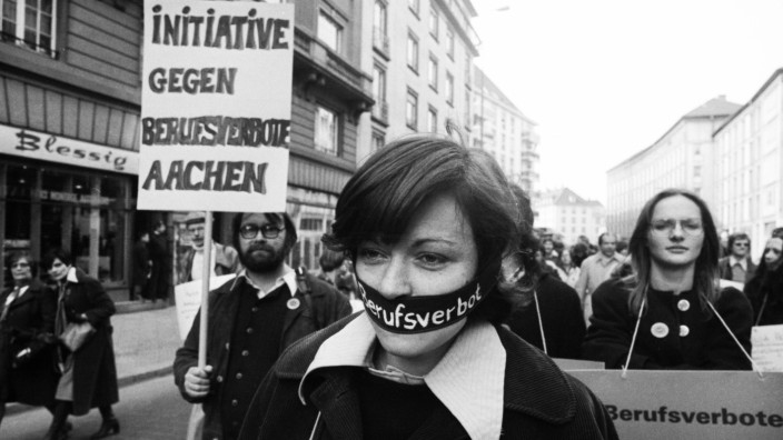 Prantls Blick: Eine Generation unter Verdacht: Betroffene des Radikalenerlasses protestieren 1976 in Straßburg gegen die Berufsverbote in der Bundesrepublik.