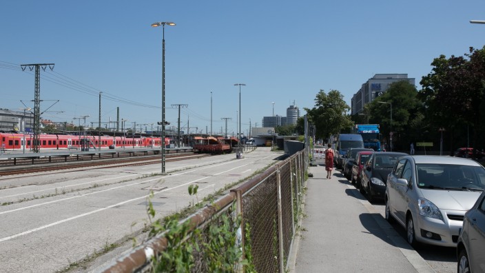 Verkehr in München: Hier ging es bisher los: Am Ostbahnhofareal an der Friedenstraße in Berg am Laim konnten die Autos verladen werden. Bald soll hier für die zweite S-Bahn-Stammstrecke gegraben werden.