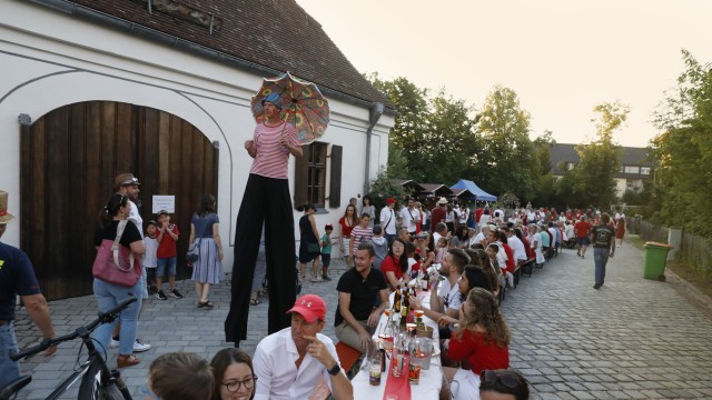 Moosburger Stadtjubiläum: Alle in Rot und Weiß: Mehr als 6000 Menschen kamen zu Bayerns längster Festtafel in Moosburg.