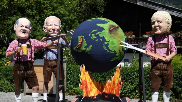 G-7-Gipfel: G-7-Gegner karikieren den Gipfel mit einer Maskerade, bei der Staatenlenker den Planeten Erde grillen.