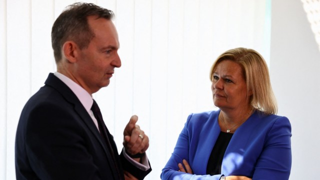 Luftverkehr: Innenministerin Nancy Faeser, hier mit Verkehrsminister Volker Wissing, will den Flughäfen helfen.