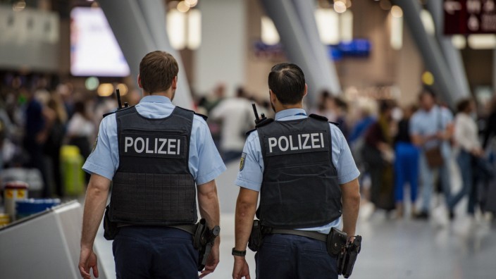 Luftverkehr: Polizei am Flughafen Düsseldorf: Zum Ferienbeginn in NRW kamen viele Reisende nicht weg.