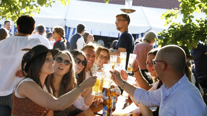 Hallertauer Bierfestival: Hallertauer Bierfestival in Attenkirchen, gefeiert wurde auch im Pfarrhof.