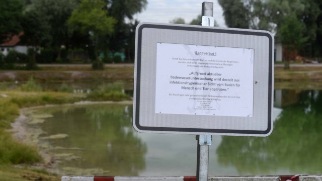 Badeverbote im Landkreis Dachau: Vom Baden für Mensch und Tier wird abgeraten. Das Dachauer Gesundheitsamt hat am See ein Schild aufgestellt.