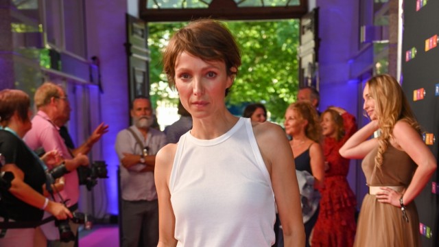 Rauschende Sommernacht der Stars: Endlich wieder Rampenlicht: Julia Koschitz bei der RTL-plus-Party an der Brienner Straße.