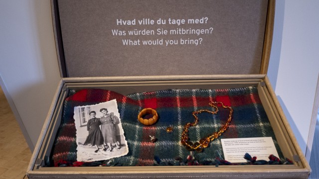 Museum in Dänemark: Eines der Exponate zeigt einen geöffneten Koffer. "Was würden Sie mitbringen?", steht darin.