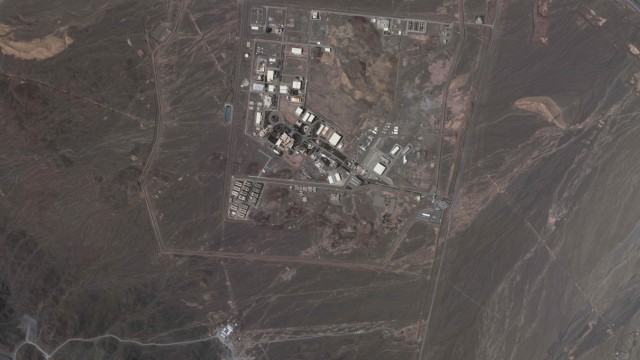 Abkommen mit Iran: Dieses Satellitenbild von Planet Labs PBC zeigt die unterirdische iranische Nuklearanlage Natanz sowie laufende Bauarbeiten zur Erweiterung der Anlage in einem nahe gelegenen Berg im Süden, in der Nähe von Natanz.