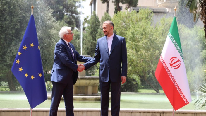 Diplomatie: Auf der Suche nach einem Kompromiss: Ende Juni besuchte der EU-Außenbeauftragten Josep Borrell (links) den iranischen Außenminister Hossein Amir-Abdollahian in Teheran.