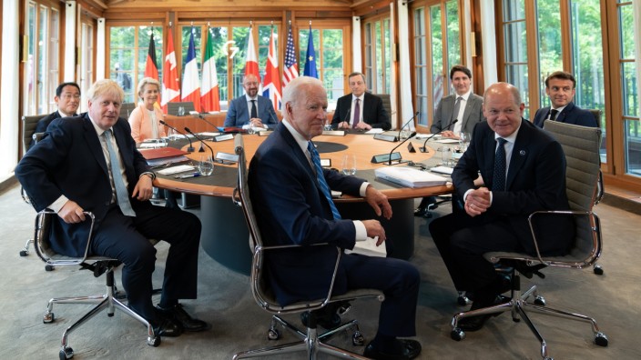 G-7-Gipfel und die Weltlage: Zurück zu den Wurzeln: Die Gipfelteilnehmer beim Treffen auf Schloss Elmau.