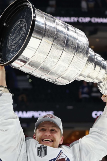 NHL Playoffs 2022: Nico Sturm mit dem Stanley Cup