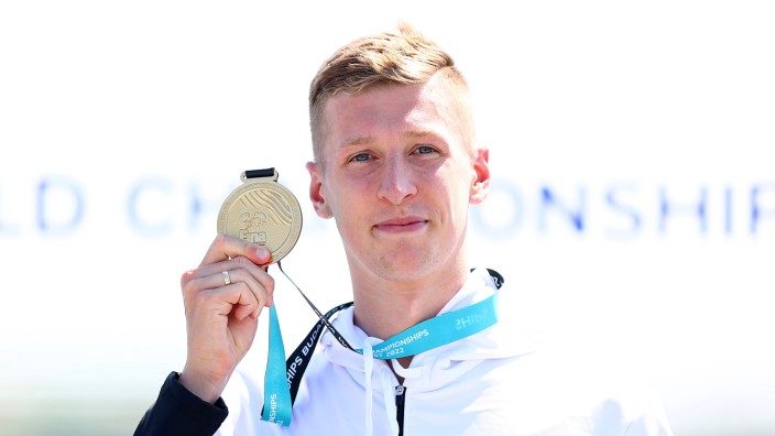 Schwimm-WM in Budapest: Florian Wellbrock mit Goldmedaille bei einer Siegerehrung