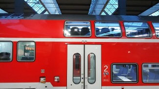 Hebertshausen: Die Unbekannten beschädigten Fenster der Regionalbahn.