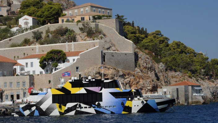 Jeff Koons auf Hydra: Ein schrilles Schiff: die von Jeff Koons für den Milliardär und Gründer der Deste-Stiftung Dakis Joannou entworfene Yacht "Guilty" im Hafen der Insel Hydra.