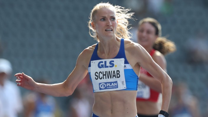 Leichtathletin Corinna Schwab: Kämpft mehr gegen die Uhr als mit der Konkurrenz: 400-Meter-Läuferin Corinna Schwab, 23, gewinnt in Berlin ihren dritten Freiluft-Titel bei den Erwachsenen.