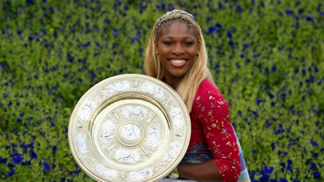 Serena Williams in Wimbledon: 20 Jahre ist das inzwischen her: Serena Williams posiert erstmals mit der Trophäe der Wimbledon-Siegerin.