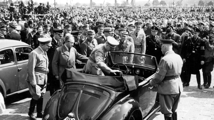 Nationalsozialismus: Adolf Hitler besichtigt die Kabriolett-Ausführung eines neuen Volkswagens mit dem Konstrukteur Ferdinand Porsche und Reichsorganisationsleiter Robert Ley (links).