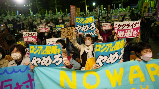 Sicherheitspolitik: Auch in Japan protestieren Menschen gegen Russlands Angriffskrieg.