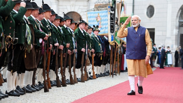 Kritik am Empfang zum G-7-Gipfel: Narendra Modi, indischer Premierminister, bei der Ankunft zu einem Empfang in der Münchner Residenz, zu dem Ministerpräsident Markus Söder eingeladen hatte. Modi erschien wie die bayerischen Gebirgsschützen in landestypischer Kleidung.