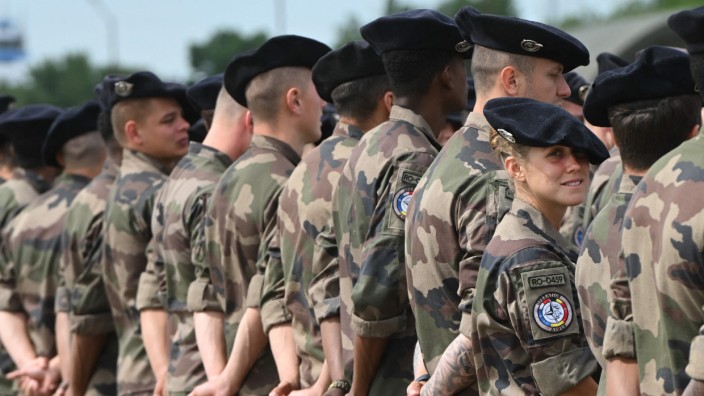 Reaktion auf Ukraine-Krieg: Französische Einsatzkräfte der Nato Response Force (NRF) warten in Rumänien auf ihren Präsidenten. Sie bekommen bald Verstärkung.
