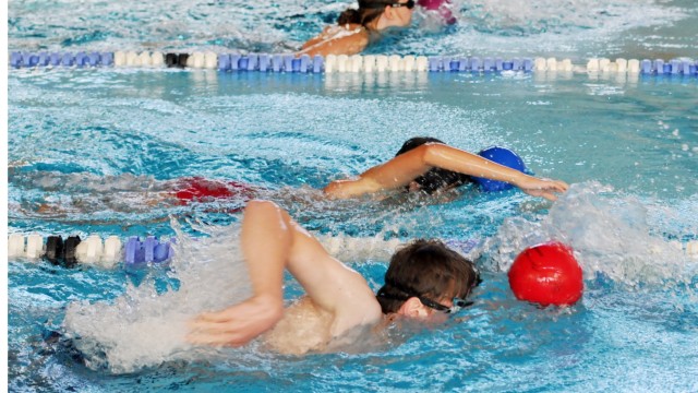 Fürstenfeldbruck: Schwimmen mit Ball in der Staffel gehört ebenfalls zum Wettberwerb.