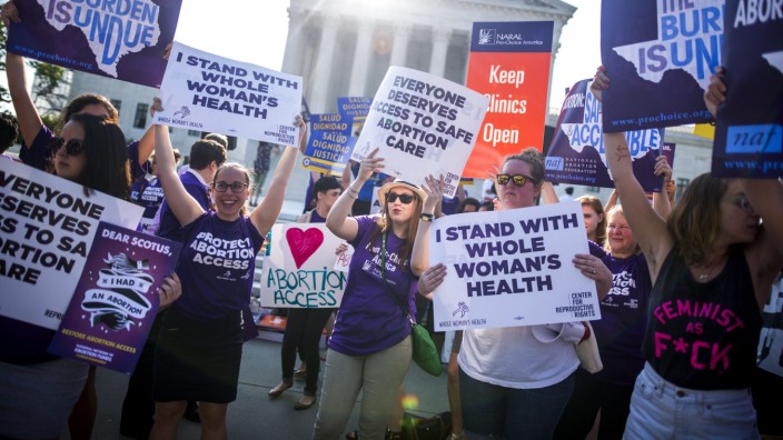 Abtreibung und Gesetz: Vor dem Obersten Gerichtshof in Washington demonstrieren Frauen dafür, dass das Recht zur Abtreibung in Staaten wie Texas nicht abgeschafft wird.