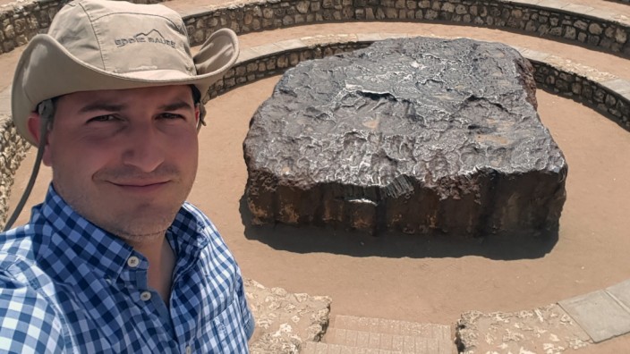 SZ-Serie "Ein Anruf bei": Geologe Ludovic Ferrière, 39, arbeitet seit elf Jahren beim Naturhistorischen Museum Wien. Sein Lieblingsstück dort, der Lancé-Meteorit, stammt aus Frankreich, das Bild zeigt ihn mit Hoba in Namibia, dem bislang größten auf der Erde entdeckten Meteorit.