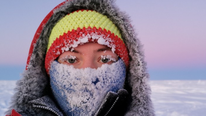 Im ewigen Eis: Die 27 Jahre alte Informatikerin Theresa Thoma arbeitet als Funkerin. Und sie kümmert sich - in dicker Polarkleidung wegen der Kälte von bis zu minus 50 Grad - um Unterwassermikrofone und das Windrad am Pinguinobservatorium.