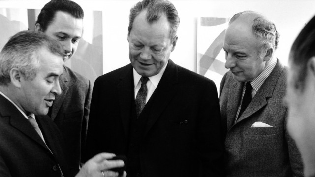 München 1972: Regierungsbesuch in der Vorstandssitzung des Organisationskomitees: Bundeskanzler Willy Brandt (Mitte) und sein Außenminister Walter Scheel (rechts daneben).
