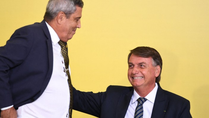 Brasilien: Der brasilianische Präsident Jair Bolsonaro (rechts) und sein ehemaliger Verteidigungsminister Walter Braga Netto, nun auch Vize-Kandidat bei der Wahl im Oktober.