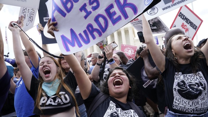Abtreibungspillen: Frauen feiern das Ende des Rechts auf Abtreibung bei einer Demonstration vor dem Supreme Court in Washington.