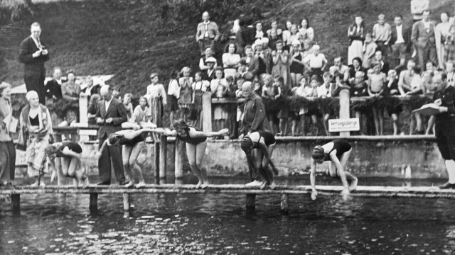Programm der 100-Jahr-Feier: Ein Ort für Duelle: Der Klostersee 1952, beim damaligen Bezirksschwimmfest. Das Foto entstand beim Startschuss.