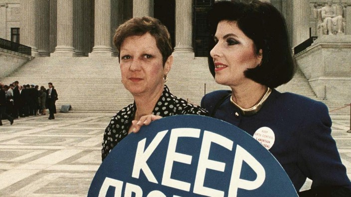 Abtreibung: Norma McCorvey (links), bekannt als "Jane Roe" aus dem Urteil von 1973, mit ihrer Anwältin Gloria Allred vor dem Gebäude des US Supreme Court im Jahre 1989.