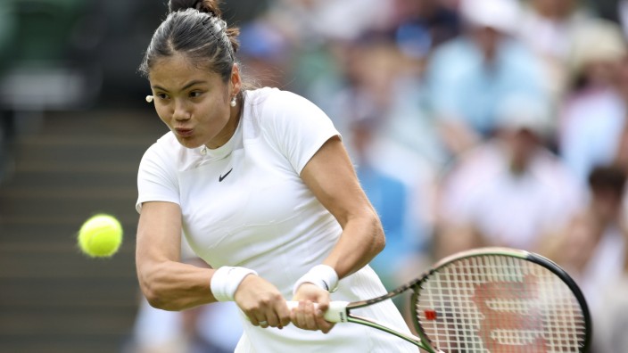 Wimbledon: Erfolgreich mit edlen Ohrringen: Emma Raducanu.