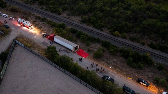 USA: Einem Arbeiter fiel am Montag dieser Lastwagen am Rande von San Antonio auf, stehengelassen zwischen Bahngleisen und Schrottplätzen.