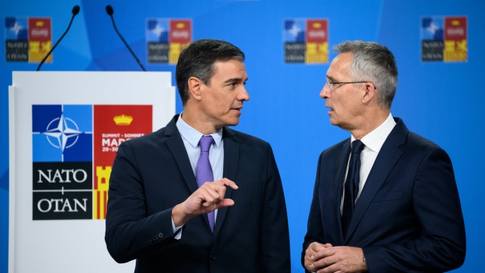 Nato-Gipfel: Mehr Aufmerksamkeit für den Süden will Spaniens Regierungschef Pedro Sánchez (li.), hier mit Nato-Generalsekretär Jens Stoltenberg am Dienstag in Madrid.
