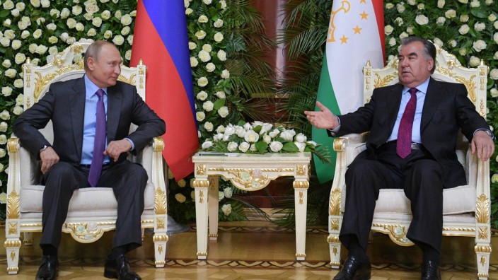 Putin auf Reisen: Sind wir noch Freunde? Wladimir Putin mit dem tadschikischen Präsidenten Emomali Rachmon, hier bei einem Treffen in Duschanbe 2019.