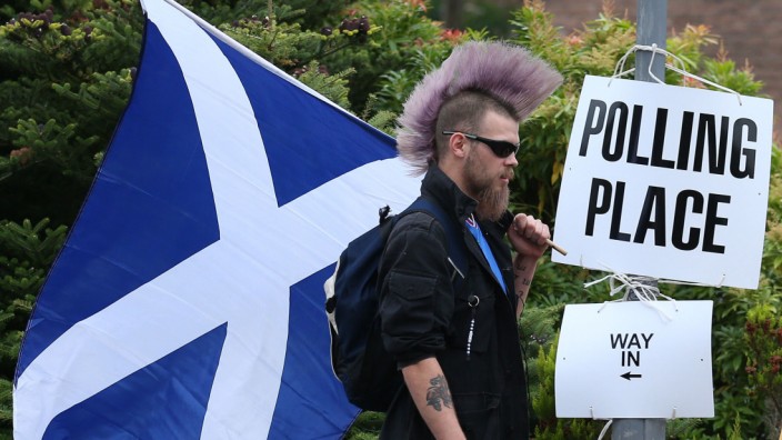 Vorstoß von Regierungschefin Sturgeon: Szene vom Tag des Referendums in einem schottischen Dorf im Jahr 2014