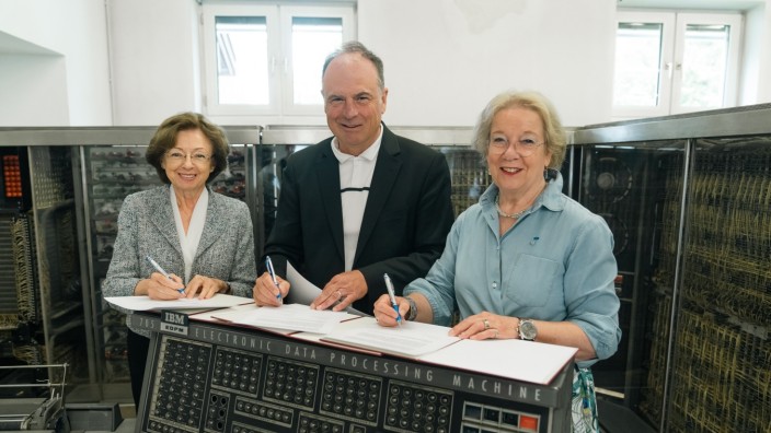 Wissenschaftliche Zusammenarbeit: Unterzeichneten die Kooperation: Uni-Präsidentin Merith Niehuss (rechts), Professor Uwe Borghoff und Margit Ksoll-Marcon, die Generaldirektorin der Staatlichen Archive.